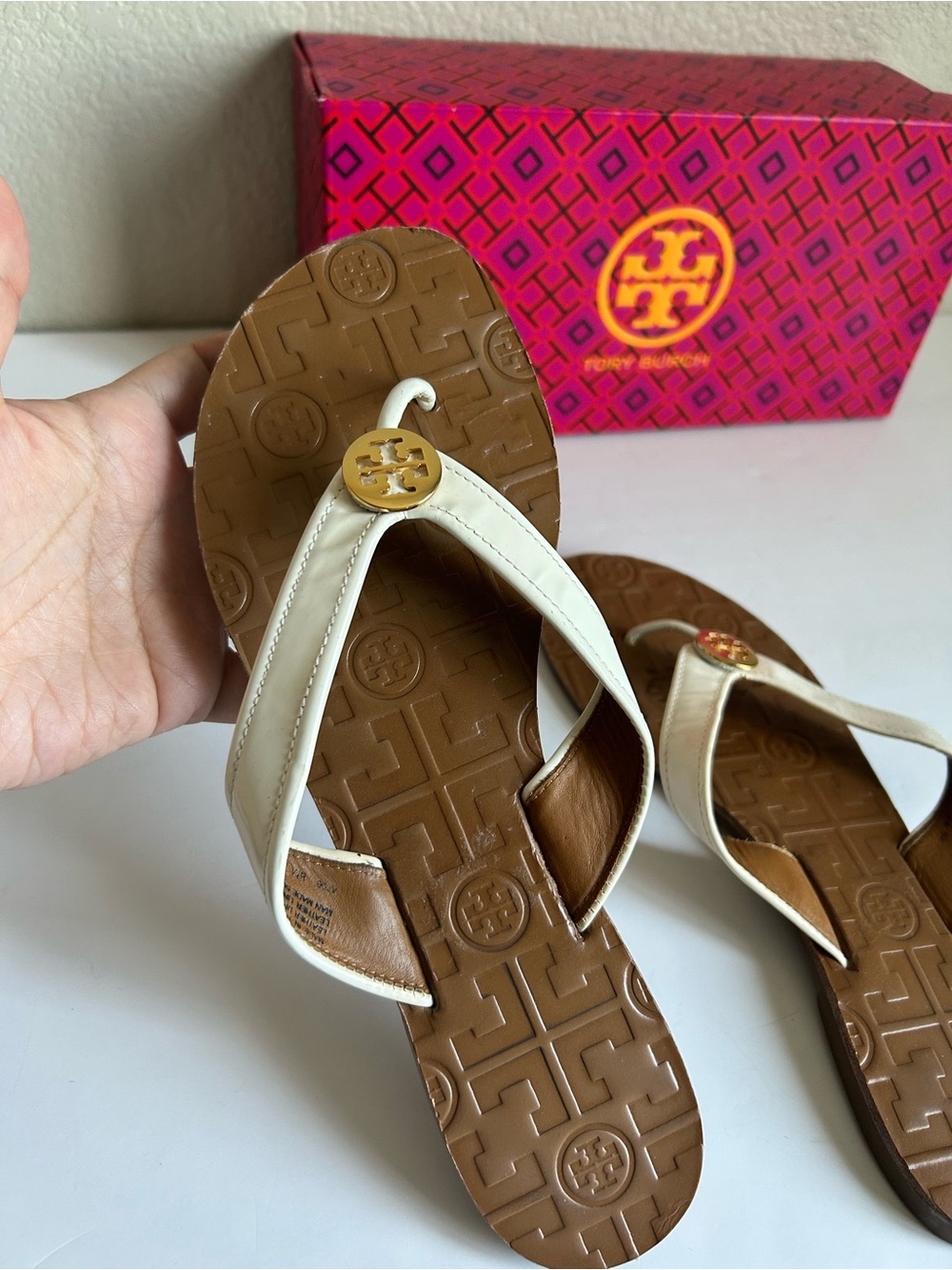Tory Burch OFF White Leather Thong Sandals with Gold Logo - Picture 3 of 16